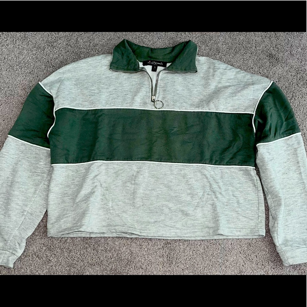 A little nice chill jacket is worn and zipper works perfectly fine Size: Medium